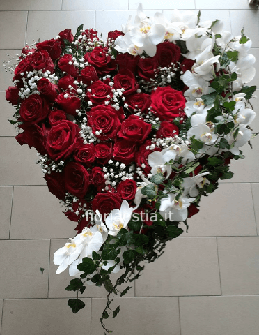 Cuore di rose e orchidee bianche