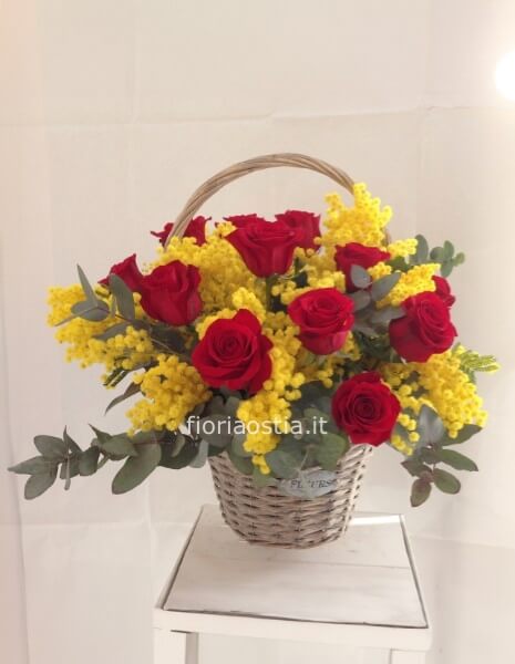 Cesto di rose rosse e mimosa