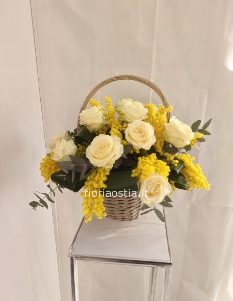 Cesto fiorito con rose bianche e Mimosa