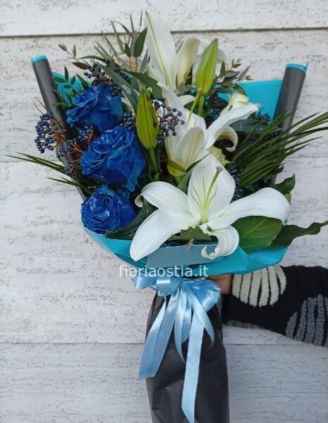 Bouquet di gigli e rose blu