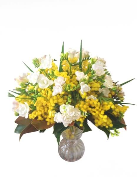 Bouquet di fresia bianca e mimosa
