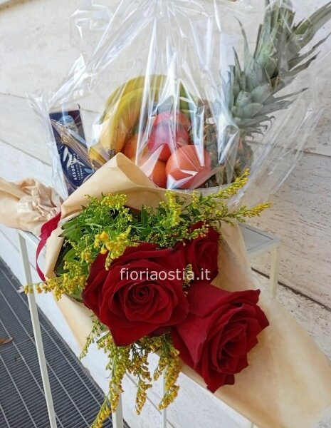 Cesto di frutta di stagione + cioccolatini+3 rose